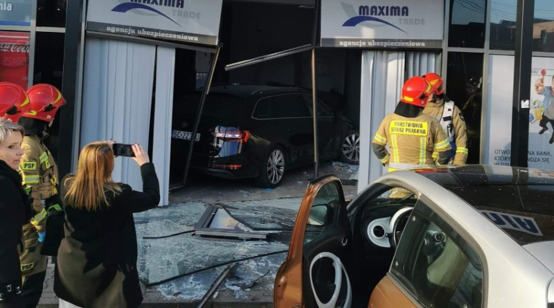 27 października ok godzimy dziewiątej w pod częstochowskich Konopiskach kierujący samochodem marki skoda wjechał autem do agencji ubezpieczeniowej.